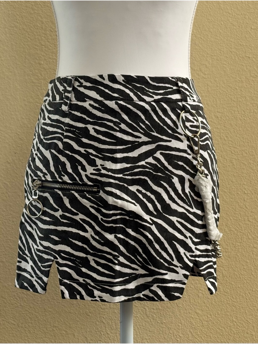 CARMAR Zebra Print Denim Mini Skirt w/Hem Cutouts, Zip Pocket & Chain Size 6 NEW